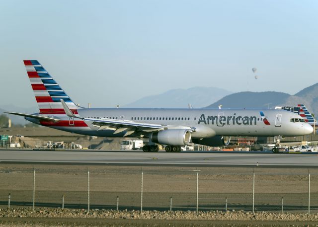 Boeing 757-200 (N204UW)