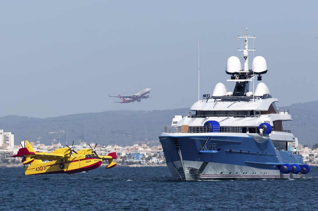 N43031 — - Lucky shot with 43031 about to pick up water behind Motor Yacht Madame Gu as Air Berlin  departs PMI (Palma Airport) - there was a huge 2000 acre plus fire in Mallorca near Andratx appar caused when a barbecue got out of control. Approx 30 aircraft and helicopters involved in the operation to douse the fire over 2 days in July 2013.