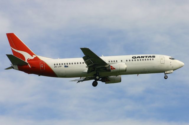 BOEING 737-400 (ZK-JTP)