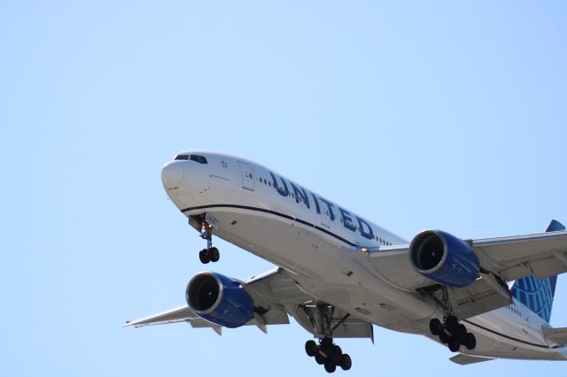 Boeing 777-200 (N776UA)