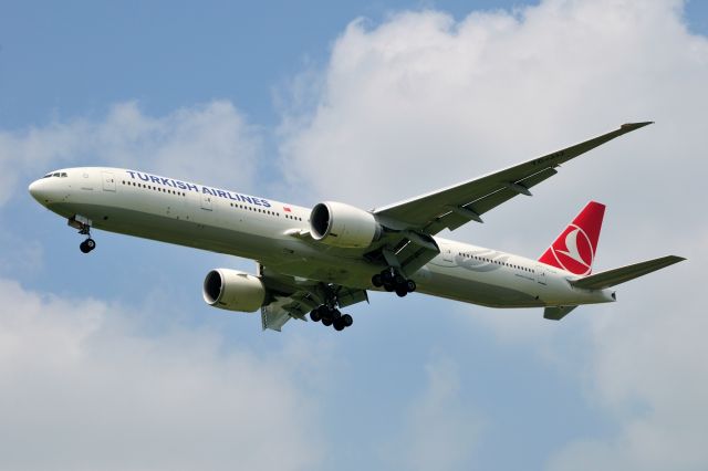 BOEING 777-300 (TC-JJJ) - 2013/8/16