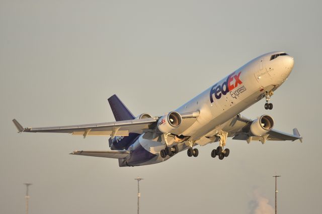 Boeing MD-11 (N642FE) - 11-28-23 23-L during Golden Hour.