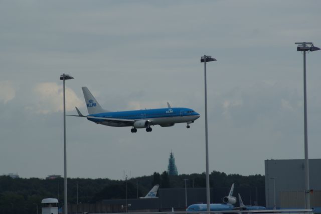 Boeing 737-800 (PH-BXU) - KLM B737-8K2 cn33028 approach RWY24
