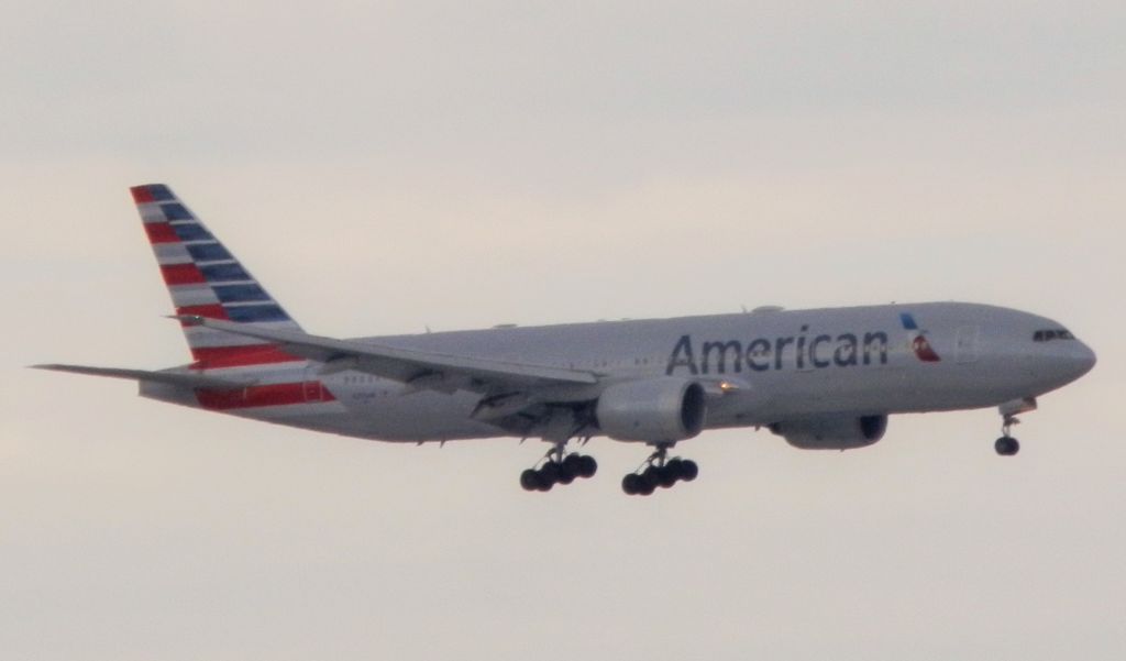 Boeing 777-200 (N794AN)