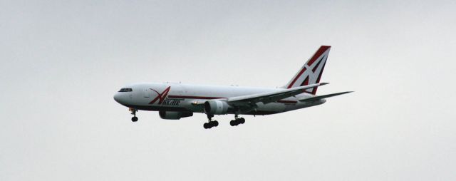 BOEING 767-200 (N740AX) - On approach to runway 27