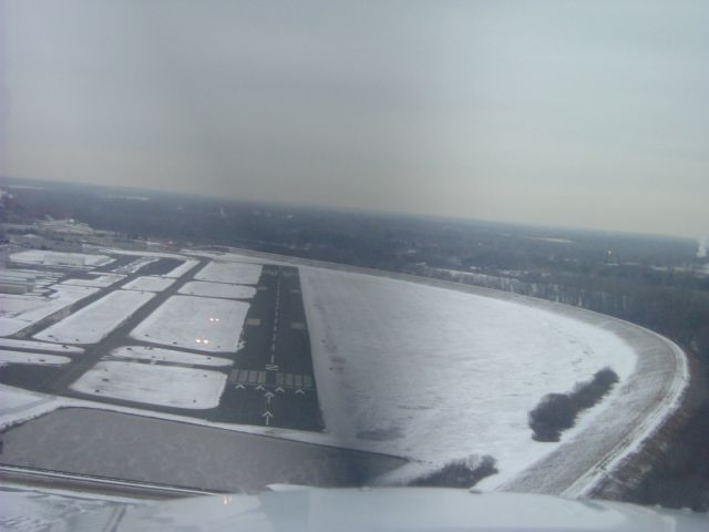 Piper Cherokee (N15760) - Short Final 02 HFD