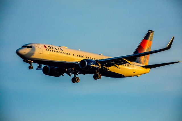Boeing 737-800 (N377DA)