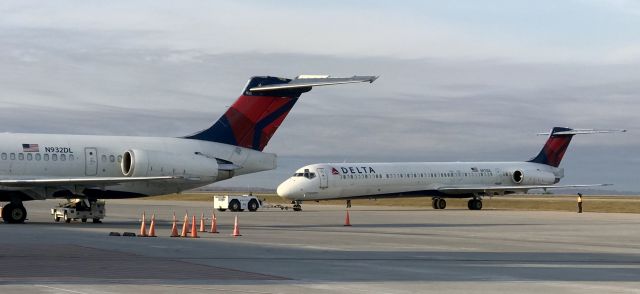 McDonnell Douglas MD-88 (N932DL) - Sistership N972DL pushing back.