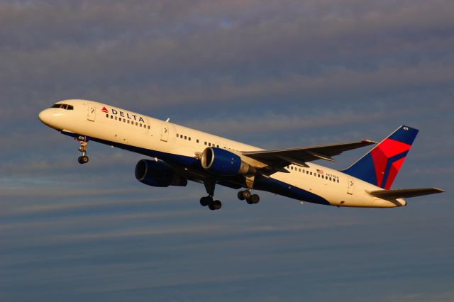 Boeing 757-200 (N679DA)