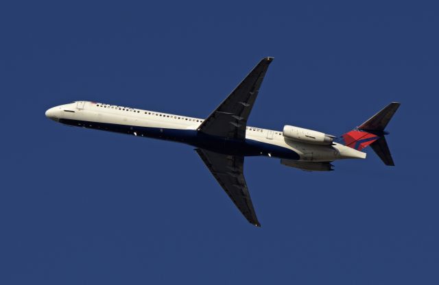 McDonnell Douglas MD-88 (N909DE)