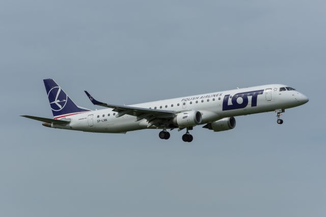 EMBRAER 195 (SP-LNN) - WAW SPOTTING
