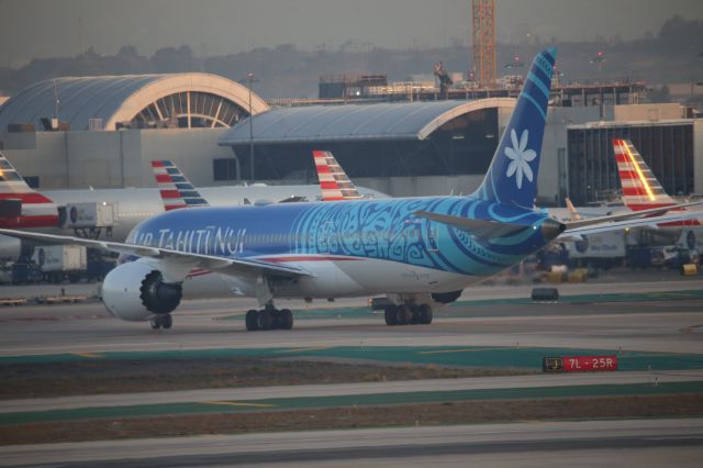 Boeing 787-9 Dreamliner (F-OMUA)