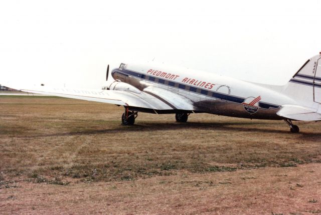 Douglas DC-3 (N44V)