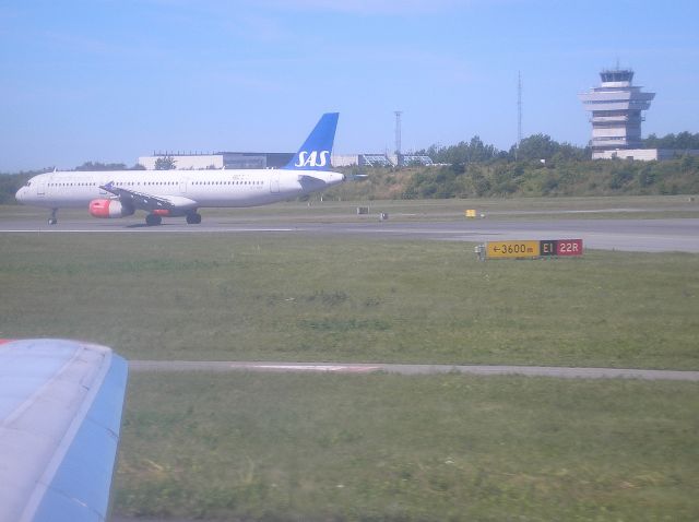 Airbus A321 (OY-KBF) - SAS A321-232 cn1807 RWY22R dep.