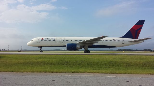 Boeing 757-200 (N522US) - TAKEN FROM THE SOUTH TERMINAL CELL PHONE WAITING LOT