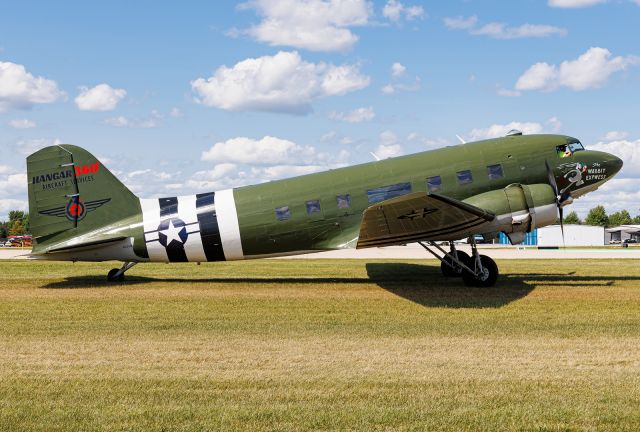 Douglas DC-3 (N33VW)