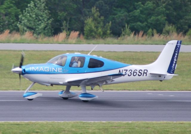 Cirrus SR-22 (N736SR) - Starting to rotate from 20 - 5/6/11