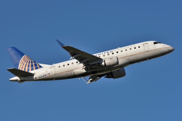 Embraer 175 (N642RW) - 06-11-24 Runway 32 departure.