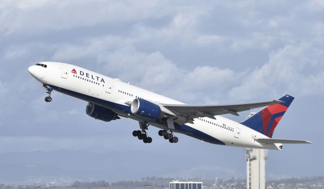 Boeing 777-200 (N862DA) - Departing LAX on 25R