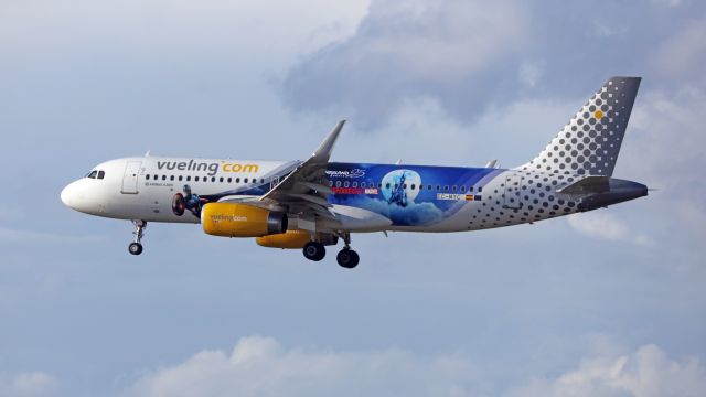 Airbus A320 (EC-MYC) - Dysneyland  Livery. Atterrissage.