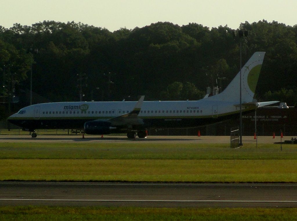 Boeing 737-800 (N741EH)