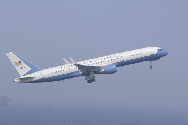 Boeing 757-200 (99-0004) - Departure at HND Airport Runway 16L on 2011/08/23 U.S.A.F