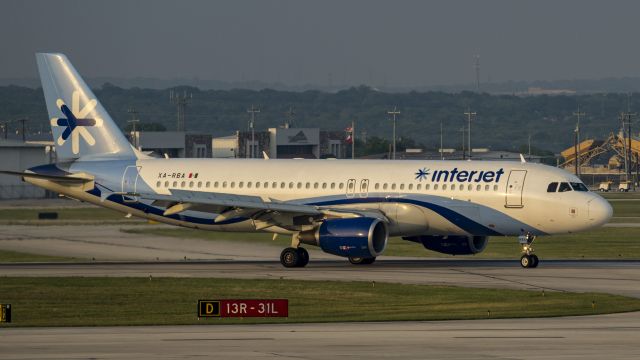 Airbus A320 (XA-RBA) - Arriving 13Rbr /5/11/17