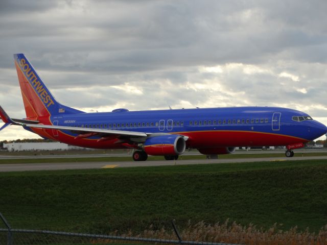 Boeing 737-800 (N8306H)