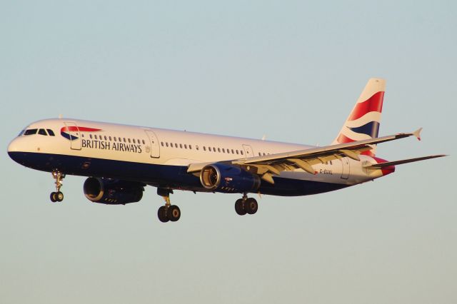 Airbus A321 (G-EUXL) - A British Airways A321 on final approach into LHR, landing on runway 27L.br /br /Location: Great South-West Road.br /Date: 20.12.22 (dd/mm/yy)