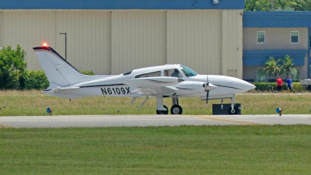 Cessna 310 (N6109X)