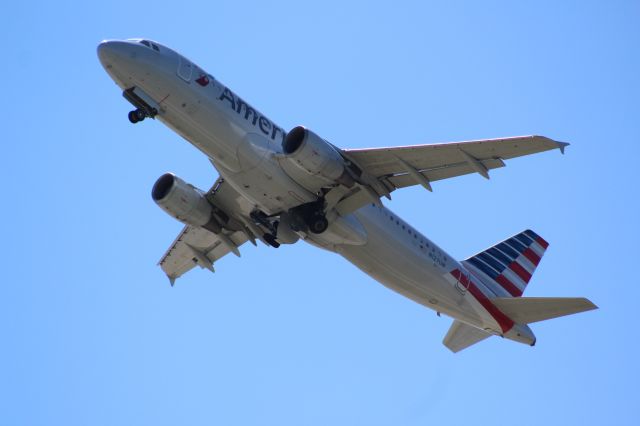 Airbus A320 (N127UW) - Plane Type: 2010 Airbus A320-214br /Route: CLT-MEMbr /Airline: American Airlines br /Livery: br /Registration: N127UWbr /Owned By: American Airlines INCbr /Runway: 36C