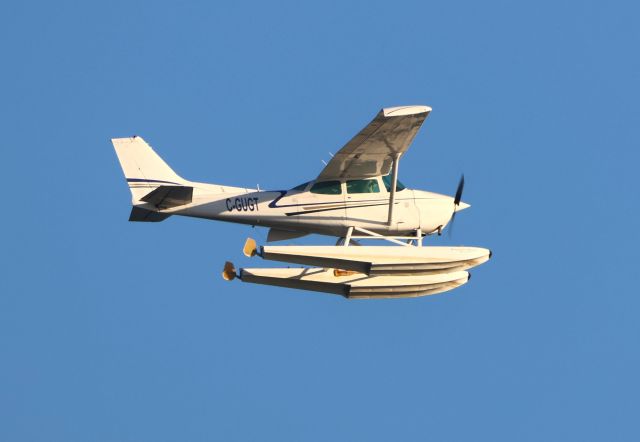 Cessna Skyhawk (C-GUGT) - C-GUGT Cessna Skyhawk 172-M Survolant le fleuve St-Laurent QC. à Lavaltrie le 03-10-2023 à 17:03