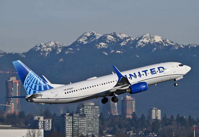 Boeing 737-800 (N76517)