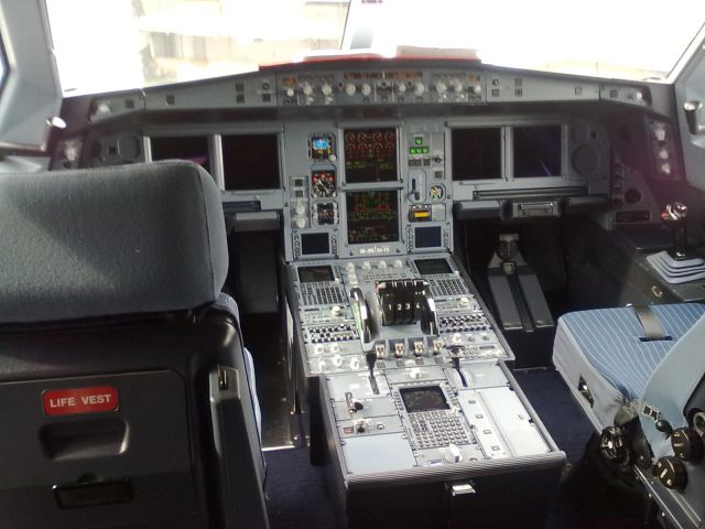 Airbus A340-300 (HB-JMB)