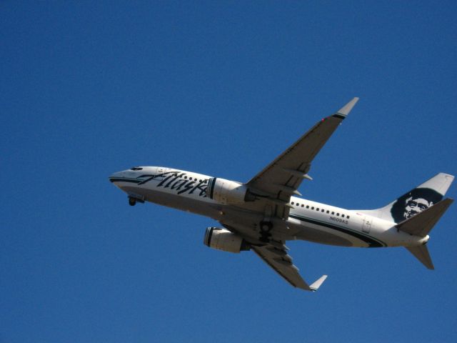 Boeing 737-700 (N609AS) - Taking off from RWY 1L