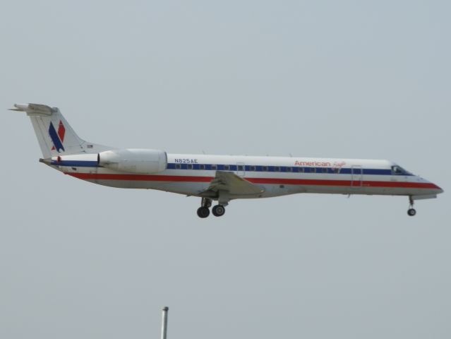 Embraer ERJ-135 (N825AE)