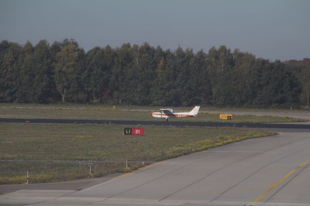 PH-DKF — - Cessna F172P Skylane from Aeroclub Motorvliegen is going to make a flight in the vicinity of Eindhoven Airport (Holland). (Saturday, October 13th, 2018)