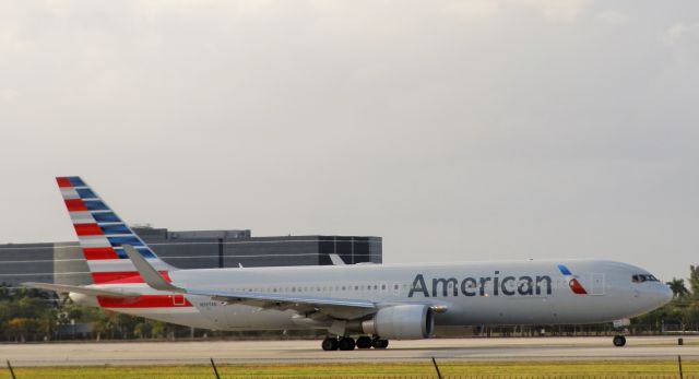 BOEING 767-300 (N397AN)