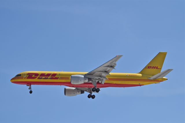 Boeing 757-200 (HP-2110DAE) - Boeing B757-26DPCF HP-2110DAE MSN 24471 of DHL Aero Expreso on short final to runway 05R at Mexico City International Airport (10/2020).