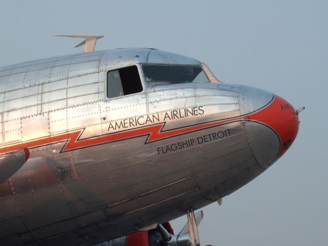 Douglas DC-3 (N17334)