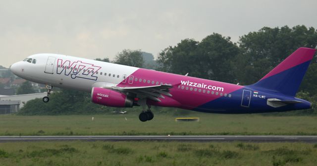 Airbus A320 (HA-LWC)