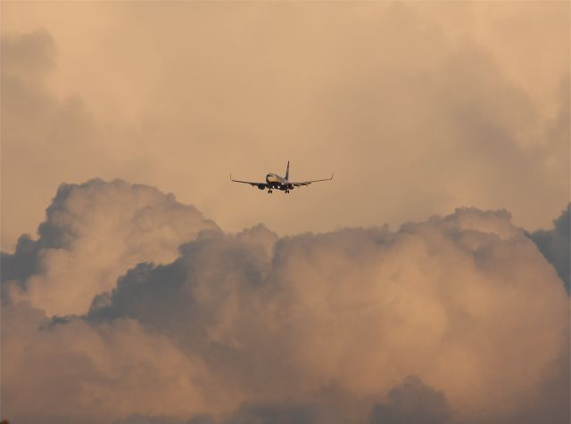 Boeing 737-700 (EI-EKZ) - menacing weather behind on the approach to runway 28 at Dublin, Ireland