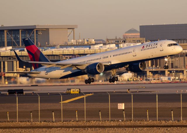 BOEING 757-300 (N586NW)