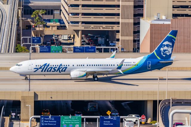 Boeing 737-800 (N408AS) - Alaska Airlines 737-800 taxiing at PHX on 11/6/22. Taken with a Canon 850D and Tamron 70-200 G2 lens.