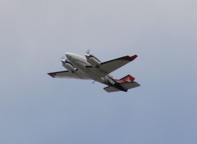 Beechcraft Baron (58) (N979SR) - Another plane departing from 27 at Carson City.