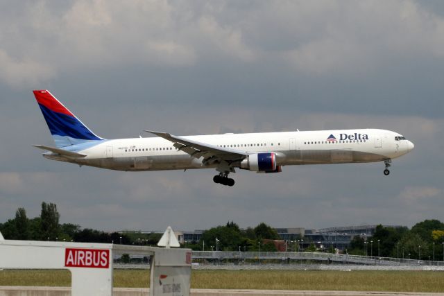 BOEING 767-400 (N827MH) - Arriving on 08-Jun-09 operating flight DAL10 from KATL.