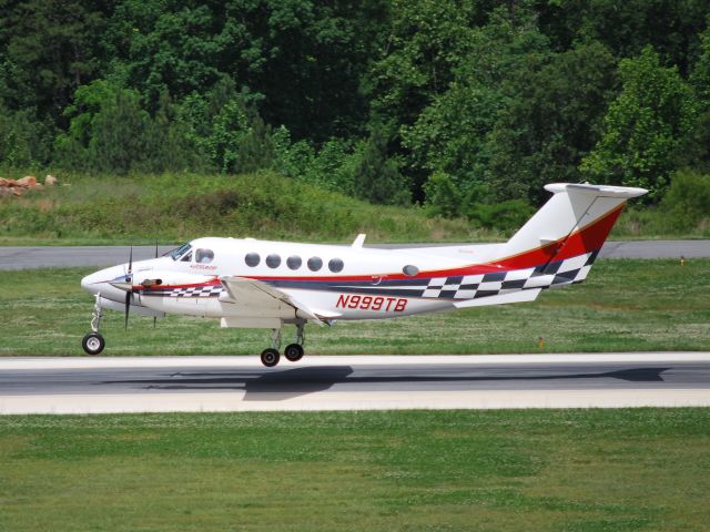 Beechcraft Super King Air 200 (N999TB) - BLAKENEY KING AIR 200 LLC arriving runway 20 - 5/26/09