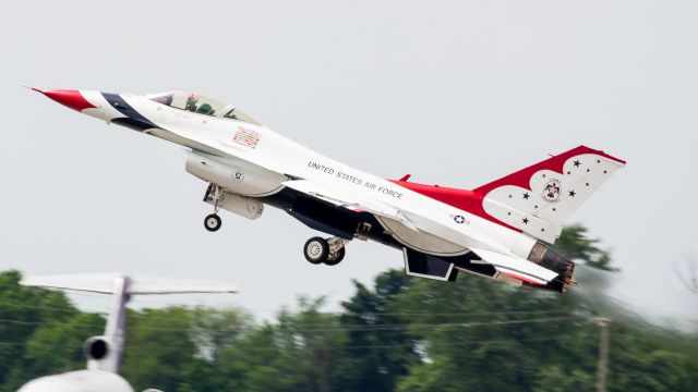 Lockheed F-16 Fighting Falcon — - Thunderbird #5 taking off at the 2019 Dayton Air Show