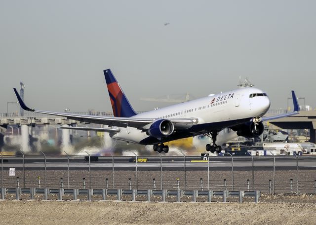 BOEING 767-300 (N190DN)