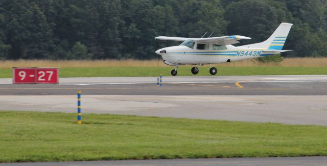 Cessna Centurion (N9443M) - Landing rwy 27 on 7/8/11